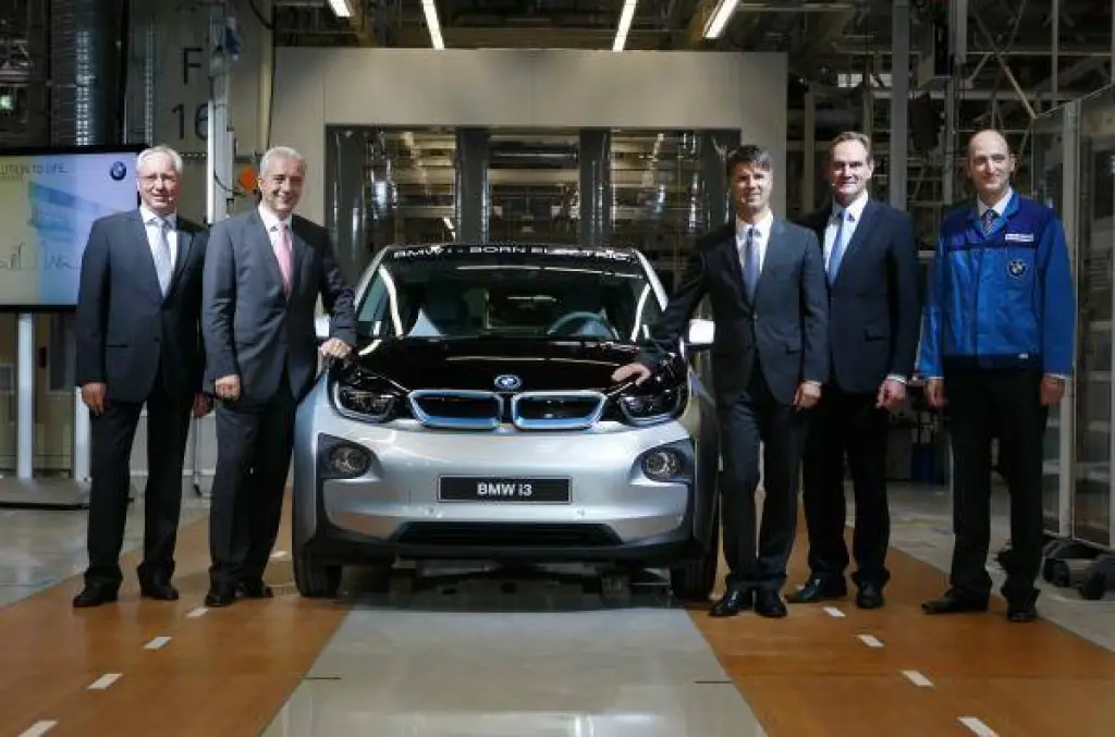 رواد السيارات الكهربائية يقودون سيارة BMW i3 لمسافة تزيد على 200 ألف كيلومتر