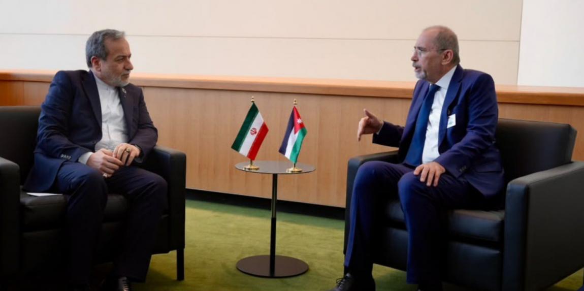 الصفدي يلتقي نظيره الإيراني ويؤكد ضرورة وقف الاعتداءات الإيرانية على الأردن