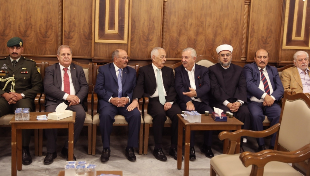 مندوبا عن الملك وولي العهد. العيسوي يعزي آل الخضري