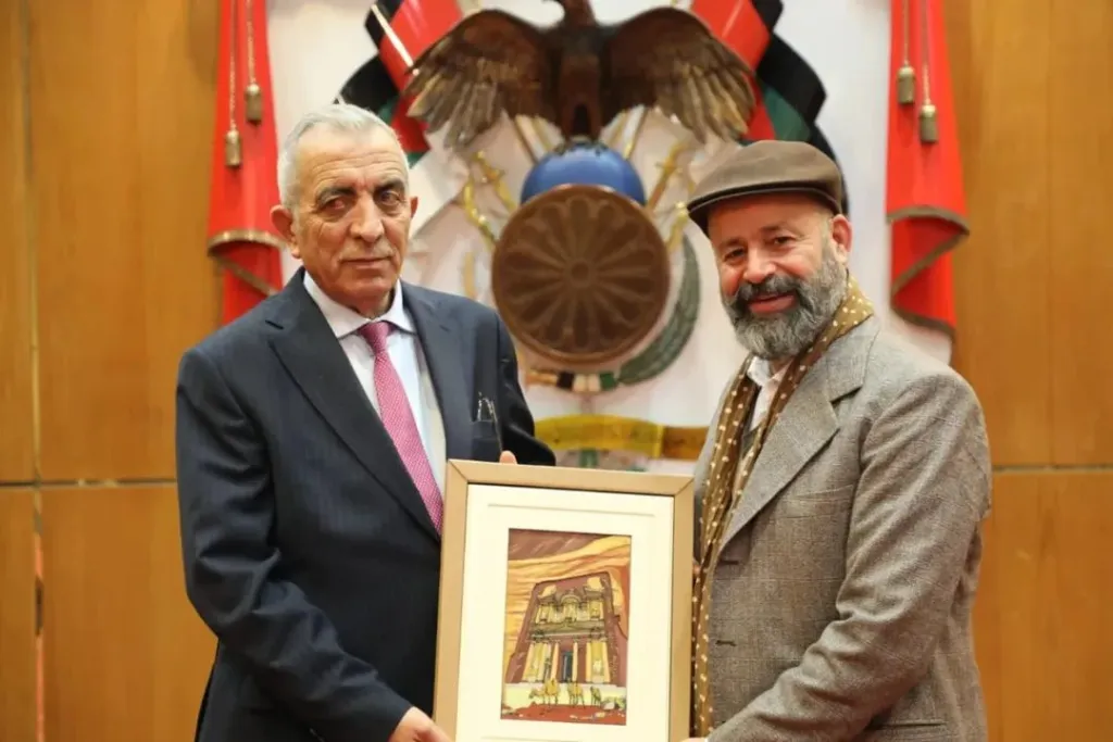 الرواشدة  يُكرّم مدير مديرية المسرح في الوزارة بعد انتهاء مهامه عمله تقديرًا لجهوده الإبداعية