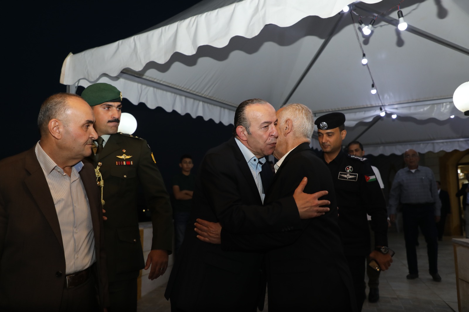 مندوبا عن الملك وولي العهد.. العيسوي يعزي عشيرة الوشاح