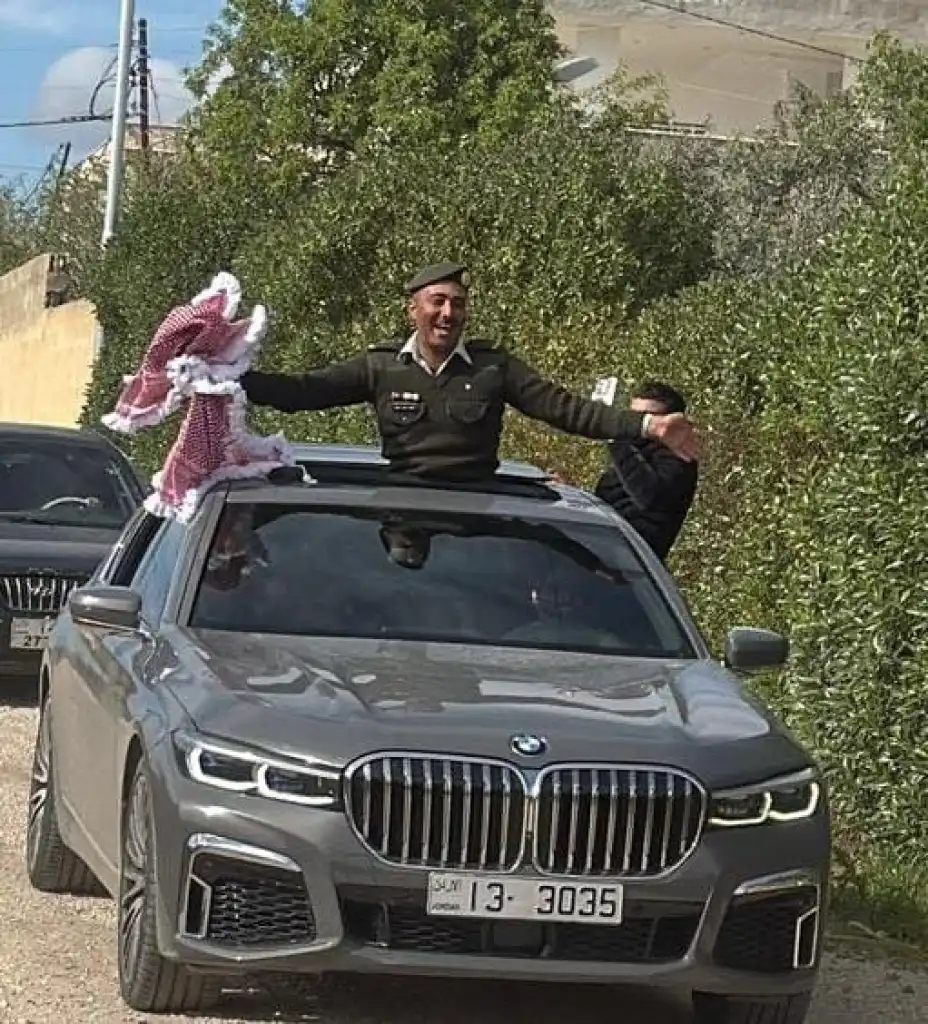 المهندس عمرو أبو عنقور يبارك تخرّج شقيقه أحمد ورفاقه من التدريب في صفوف الجيش العربي الأردني