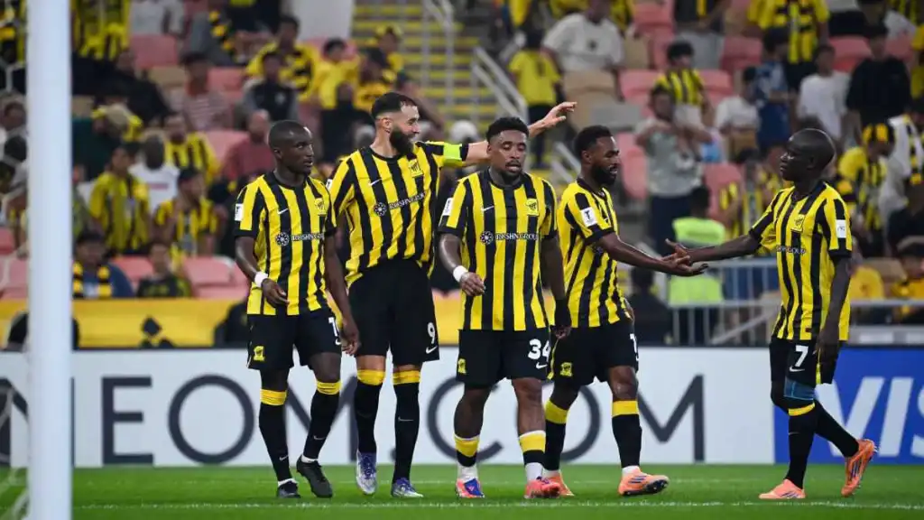 بنزيما وليفاندوفسكي وكاسيميرو.. أبرز 11 نجما تنتهي عقودهم في يونيو 2026