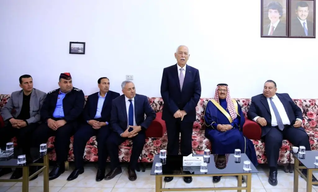 مندوبا عن جلالة الملك  وولي العهد  العيسوي  يعزي  الخوالدة