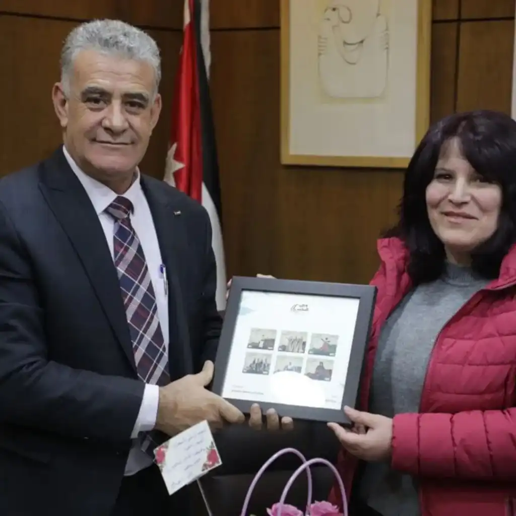 مندوبا عن الرواشدة ... العياصرة يُكرّم موظفة أمضت مسيرة حافلة في وزارة الثقافة