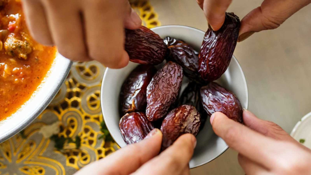 فوائد مذهلة.. لماذا يجب أن تبدأ يومك بتمرتين؟