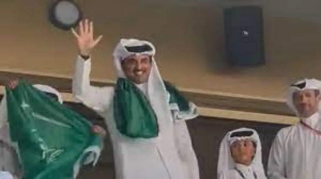 اسلام عائلة برازيلية كاملة ومكسيكي في كأس العالم | امير قطر يعلم الاجانب لبس الشماخ وكلمة للسعوديين
