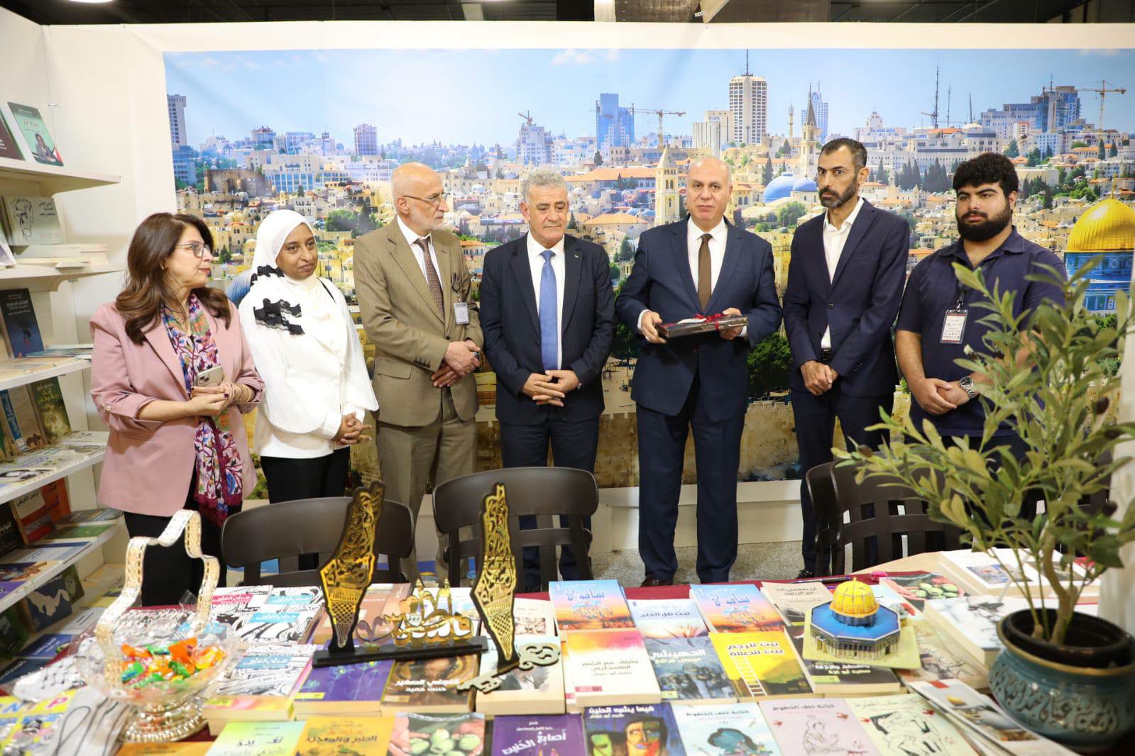 وزير الثقافة الفلسطيني يزور معرض عمّان الدولي للكتاب