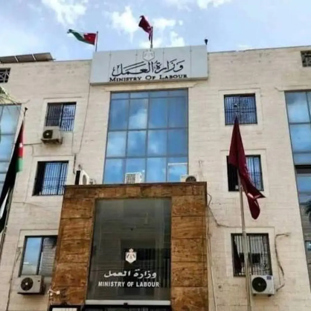 العمل توجه رسالة للعمالة الوافدة المخالفة