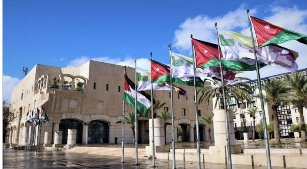 أمانة عمّان تنفذ تحويلات مرورية في شارع زهران لتركيب جسر مشاة