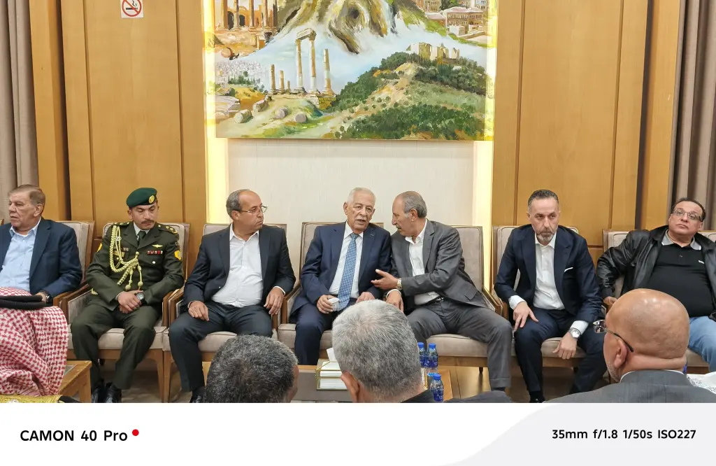 العيسوي ينقل تعازي جلالة الملك وولي العهد بوفاة المرحومه فاطمه محمد سليم عوده  زوجة الحاج حسن الشعار المشارقه