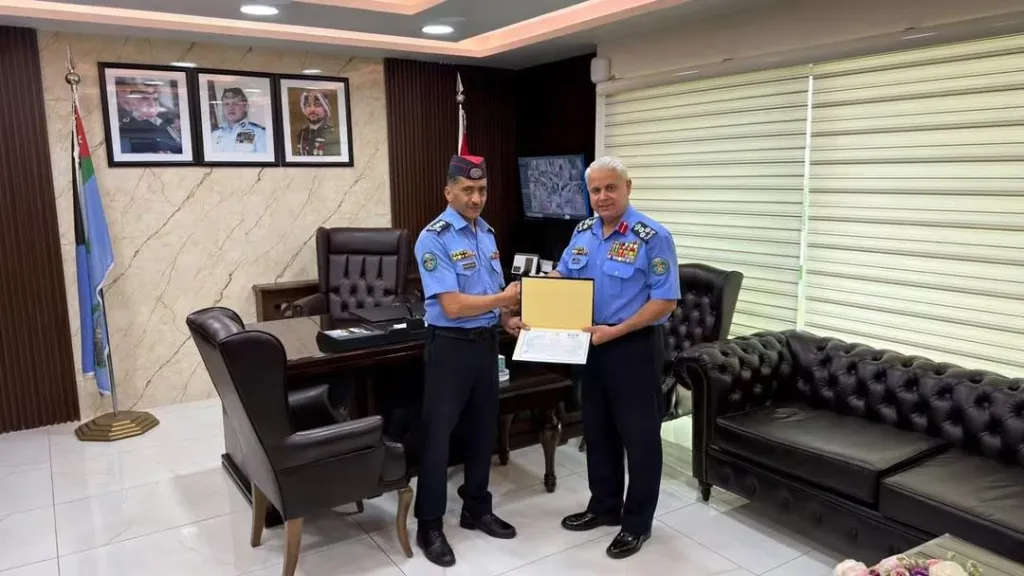 العميد القطاونة يكرم النقيب وريكات والرقيب  الكرايمة و العريف الطيطي وذلك لإستحقاقهم لقب “ الموظف المثالي "