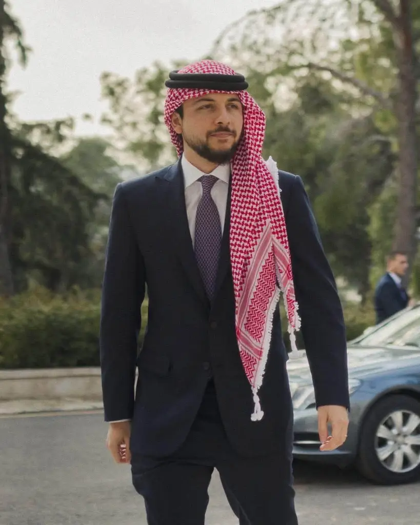 ولي العهد يجري أتصال هاتفي مع الشيخ سلامه الموسه الحويطات معزيآ بوفاة شقيقه بهاء الدين