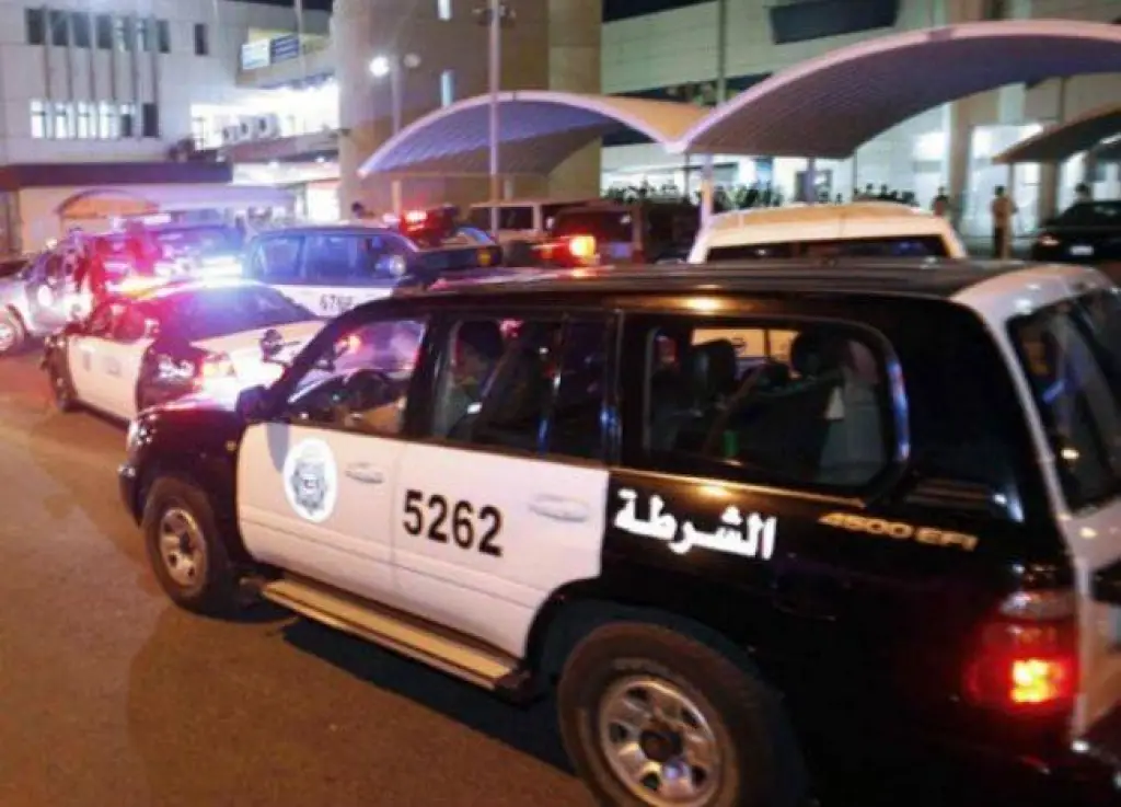 مصريين يعتدون على كويتي في شارع عام .. فيديو يثير غضبا في البلدين
