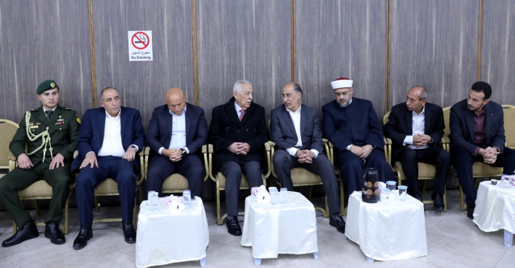 مندوبا عن الملك وولي العهد… العيسوي يعزي آل سيف