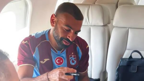 لإتمام الصفقة .. محمد صلاح يصل تركيا بقميص طرابزون