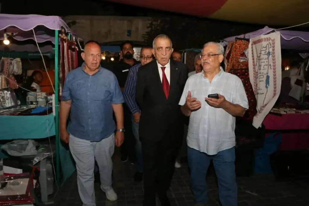 الرواشدة يزور سوق جارا في جبل عمان ويطلع على المشغولات والمنتجات الفنية