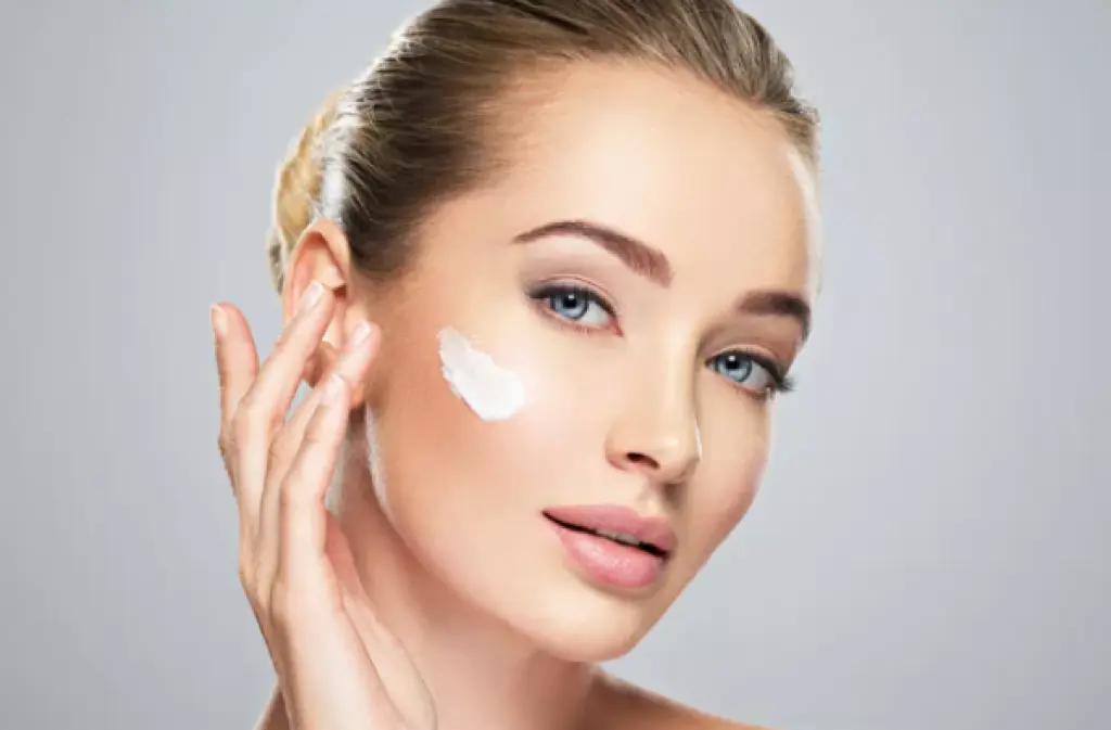 7 اختلافات بين السيروم والمرطب .. ما هي؟