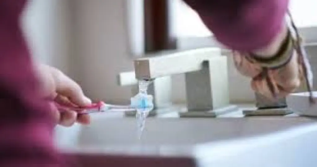 هل تنظيف أسنانك بالفرشاة يقى من السرطان؟