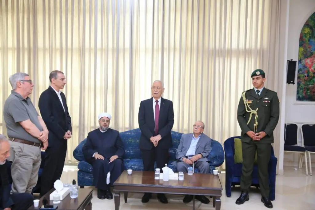 مندوبا عن الملك وولي العهد.. العيسوي يعزي بوفاة نجل رئيس الوزراء الأسبق المفتي*