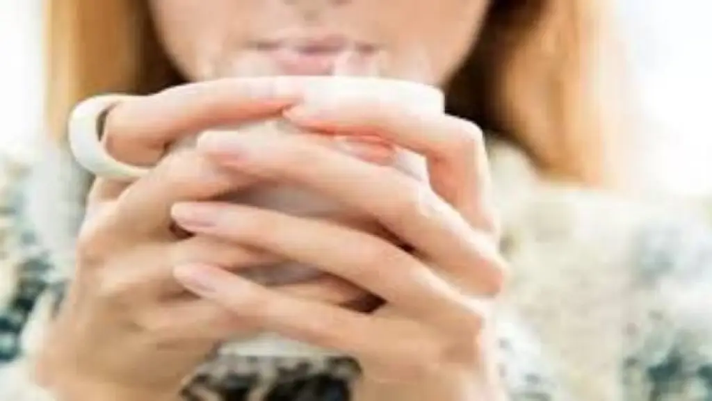 على عكس الشائع .. شرب الماء الدافيء على معدة فارغة له أضرار على الصحة