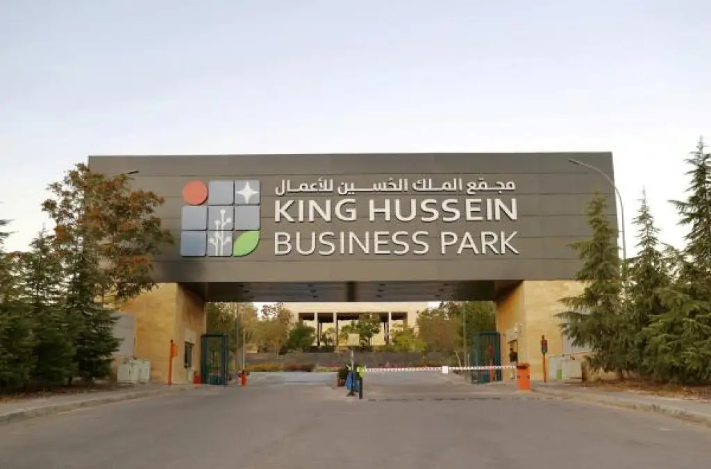 مجمع الأعمال يؤجل قرار مواقف المركبات مقابل أجر