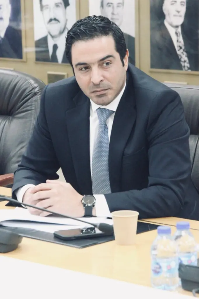 القاضي قفطان العدوان يهنئ الدكتور أنس جميل اللوزي بحصوله على درجة الدكتوراه