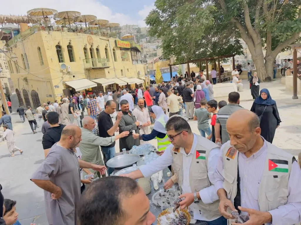 تكية السلط الخيرية توزع التمر والقهوة عن أرواح مكلفي خدمة العلم