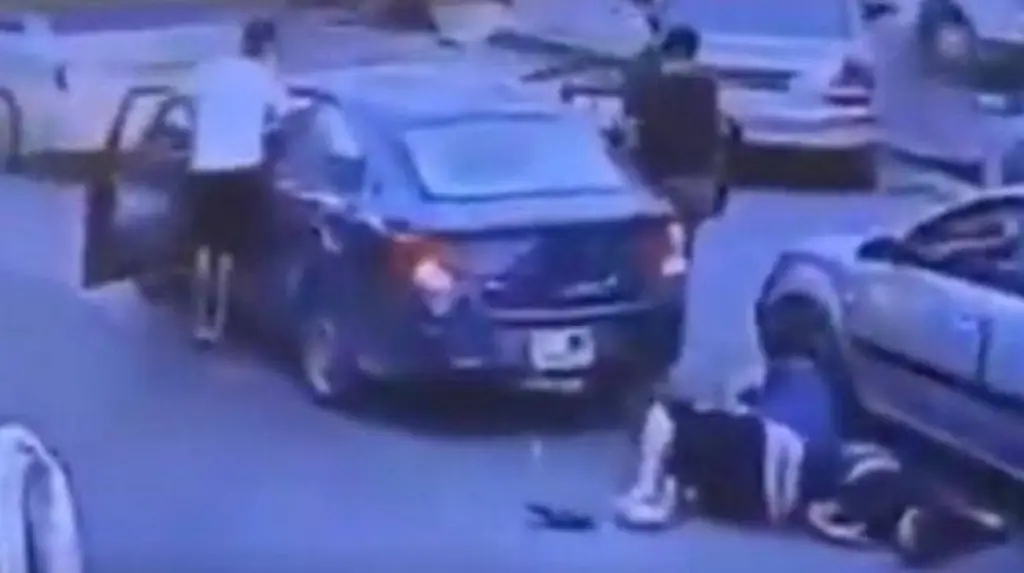 بالفيديو.. مسلحون يقتلون شابا أمام أعين المارة بطرابس