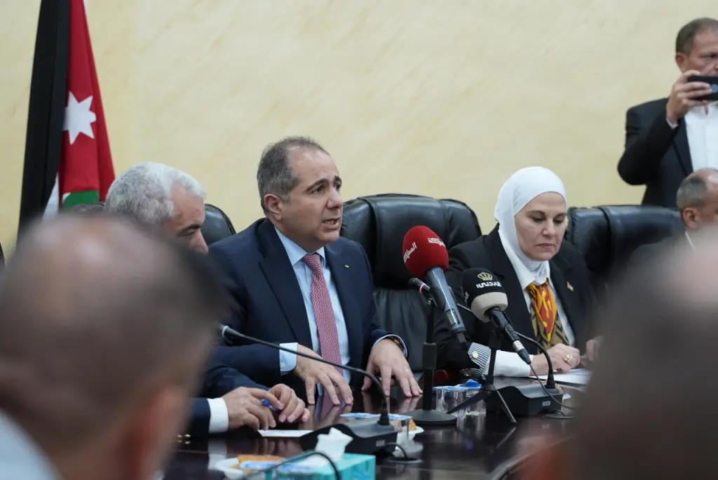 وزير الاستثمار يتفقد التشغيل التجريبي لمشروع النقل المدرسي في البادية الجنوبية