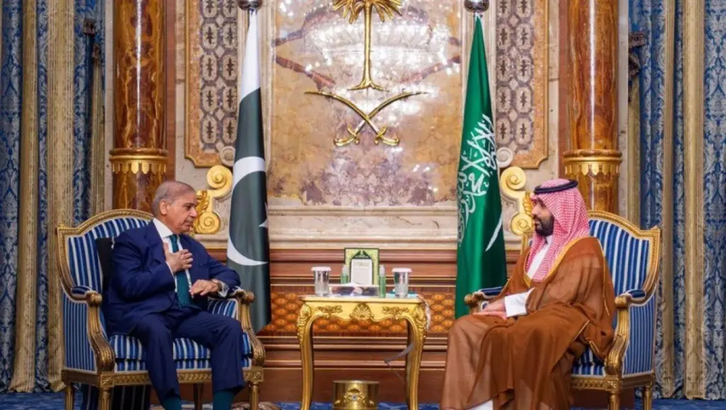 شهباز شريف يؤكد دعم باكستان الكامل لأمن السعودية