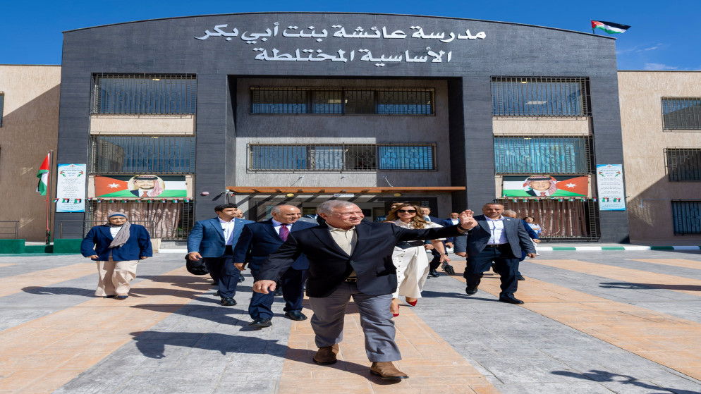 الملك والملكة يزوران مدرسة في العقبة بمناسبة اليوم العالمي للمعلمين