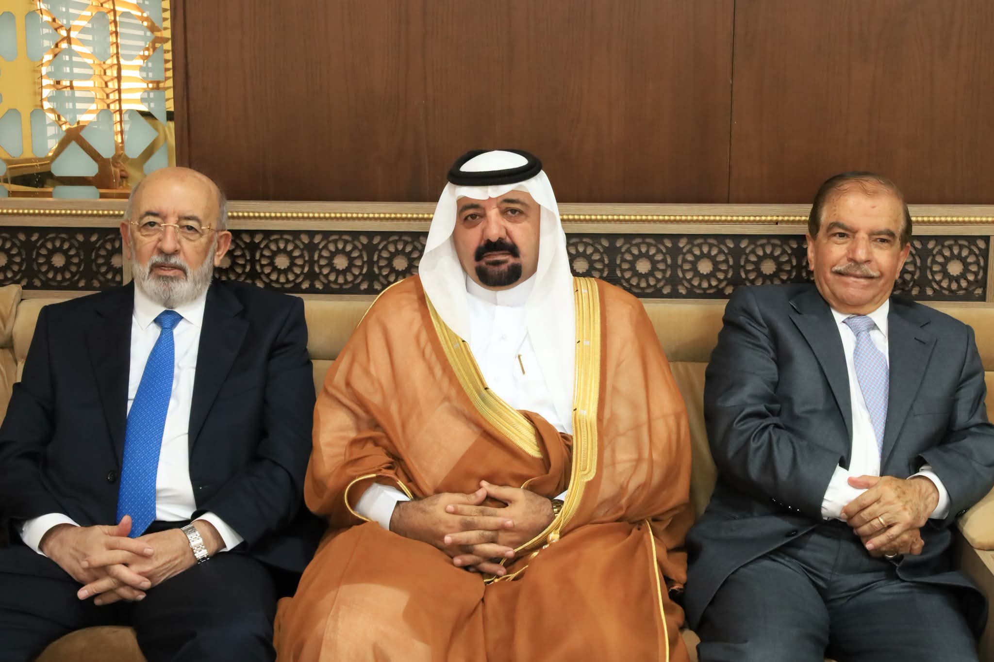 التقى وفدٌ من وجهاء وشيوخ عشائر سحاب مستشارَ جلالة الملك لشؤون العشائر، وذلك خلال زيارة إلى مستشارية شؤون العشائر