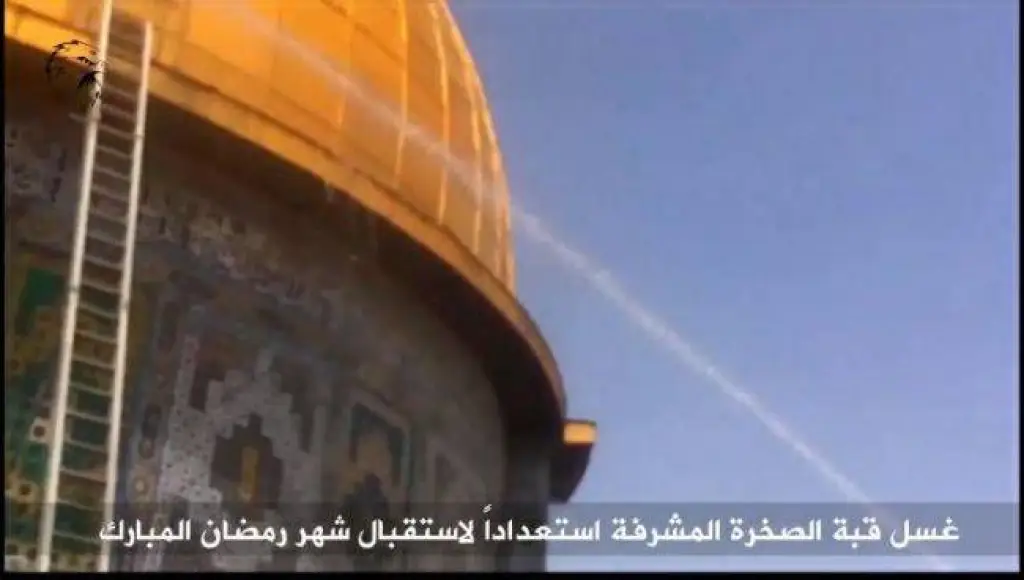 غسل قبة الصخرة المشرفة استعدادًا لشهر رمضان المبارك .. فيديو