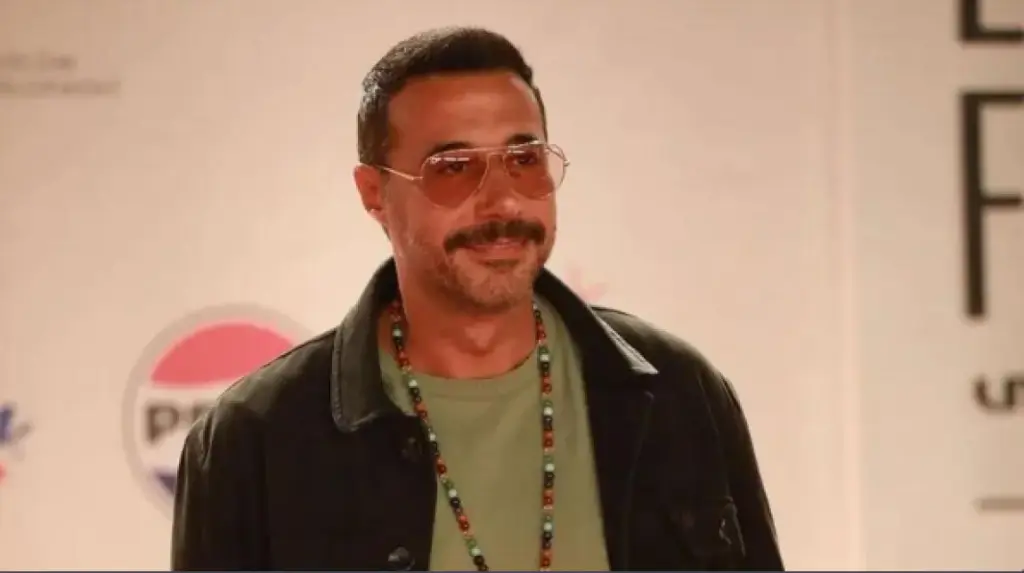 أحمد السعدني يشعل فضول جمهوره بفيديو غامض .. "حد ماشي ورايا"