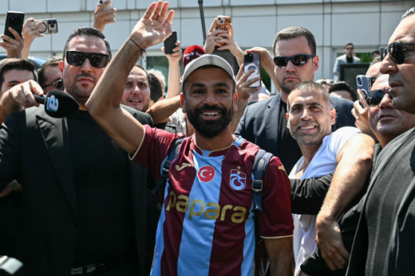 رامي جمال يُهدي محمد صلاح كورالاً غنائياً حماسياً بالتركية
