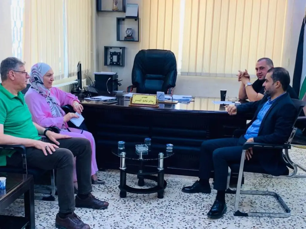 النائب هاله الجراح تتابع أزمة المياه في المزار الشمالي مع مدير مياه إربد