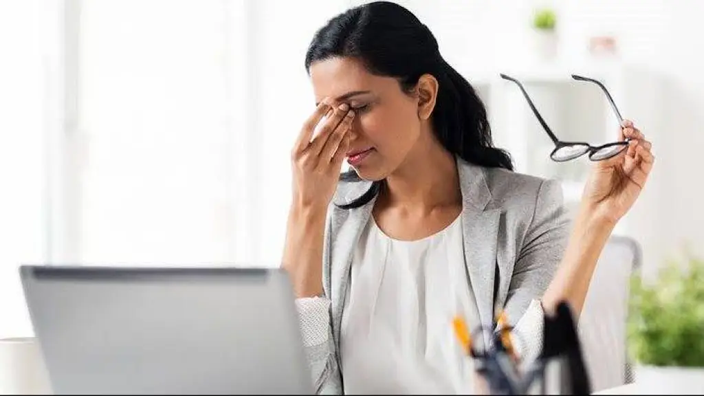 احذر .. فرك العينين قد يكلفك بصرك
