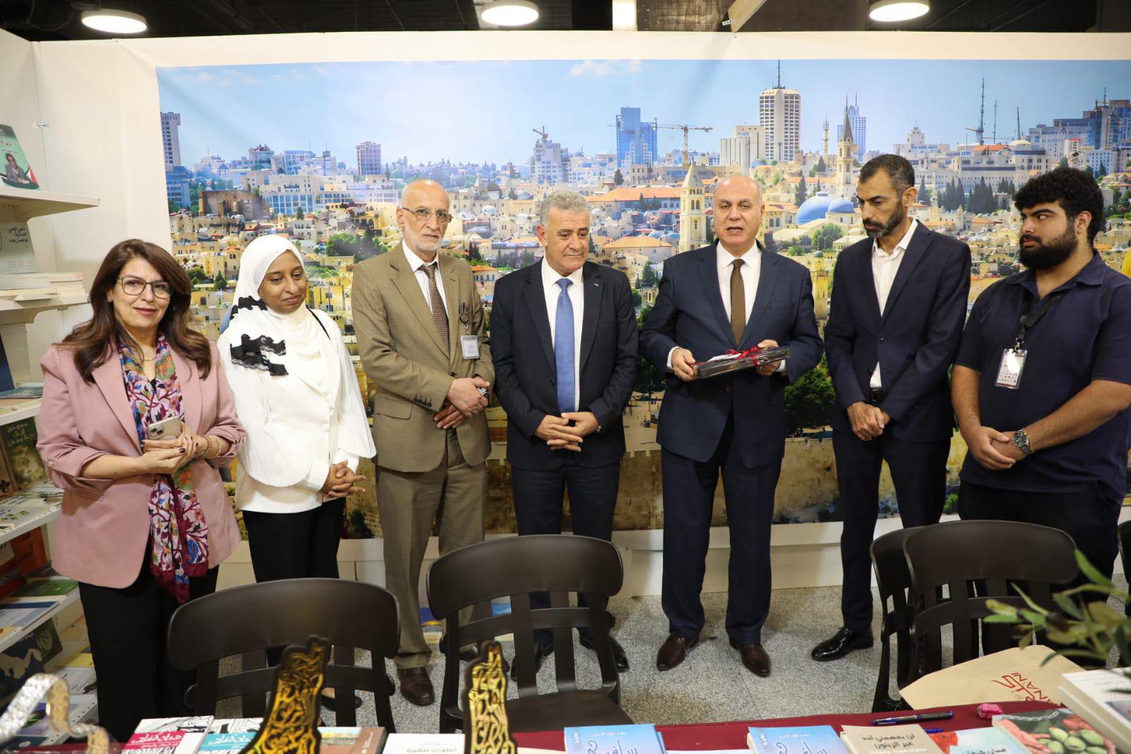 وزير الثقافة الفلسطيني يزور معرض عمّان الدولي للكتاب