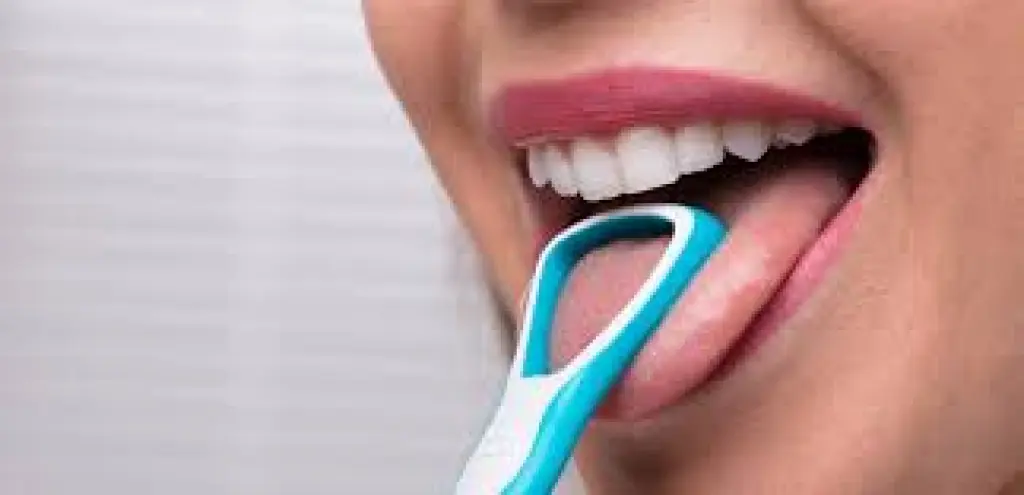 هذا ما يحصل عندما تهمل تنظيف لسانك لمدة شهر