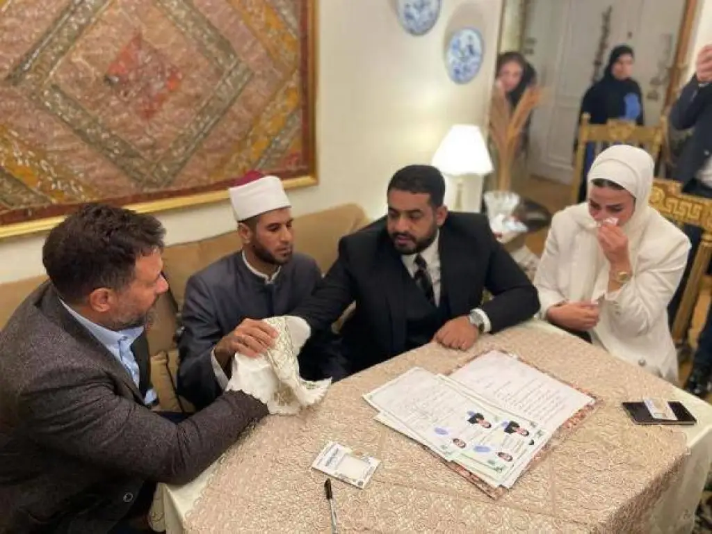 ماجد المصري يبكي في عقد قران ابنته ماهيتاب (فيديو)