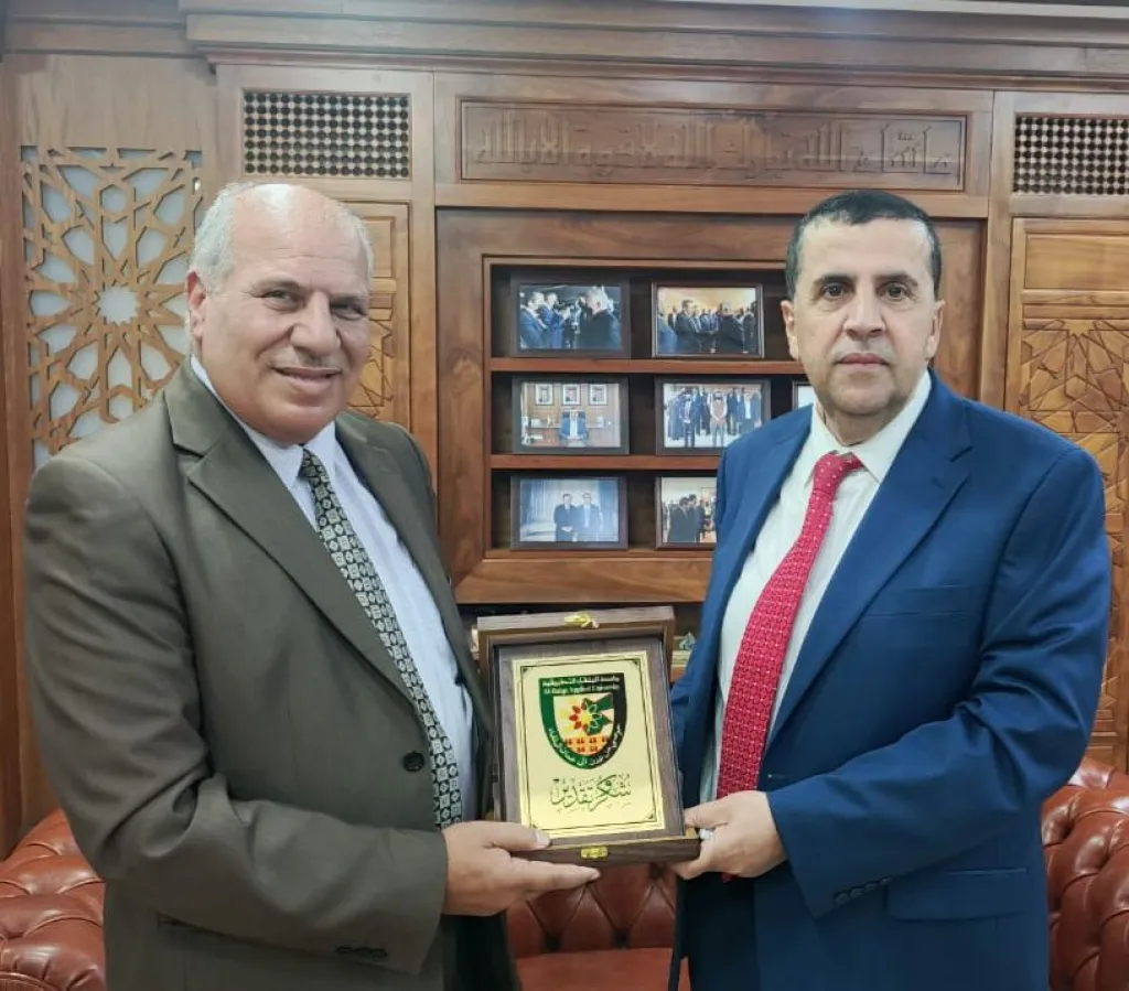 رئيس جامعة البلقاء التطبيقية يكرّم الدكتور أحمد السلامة عيّال عوّاد بمنحه درع التميّز الإداري