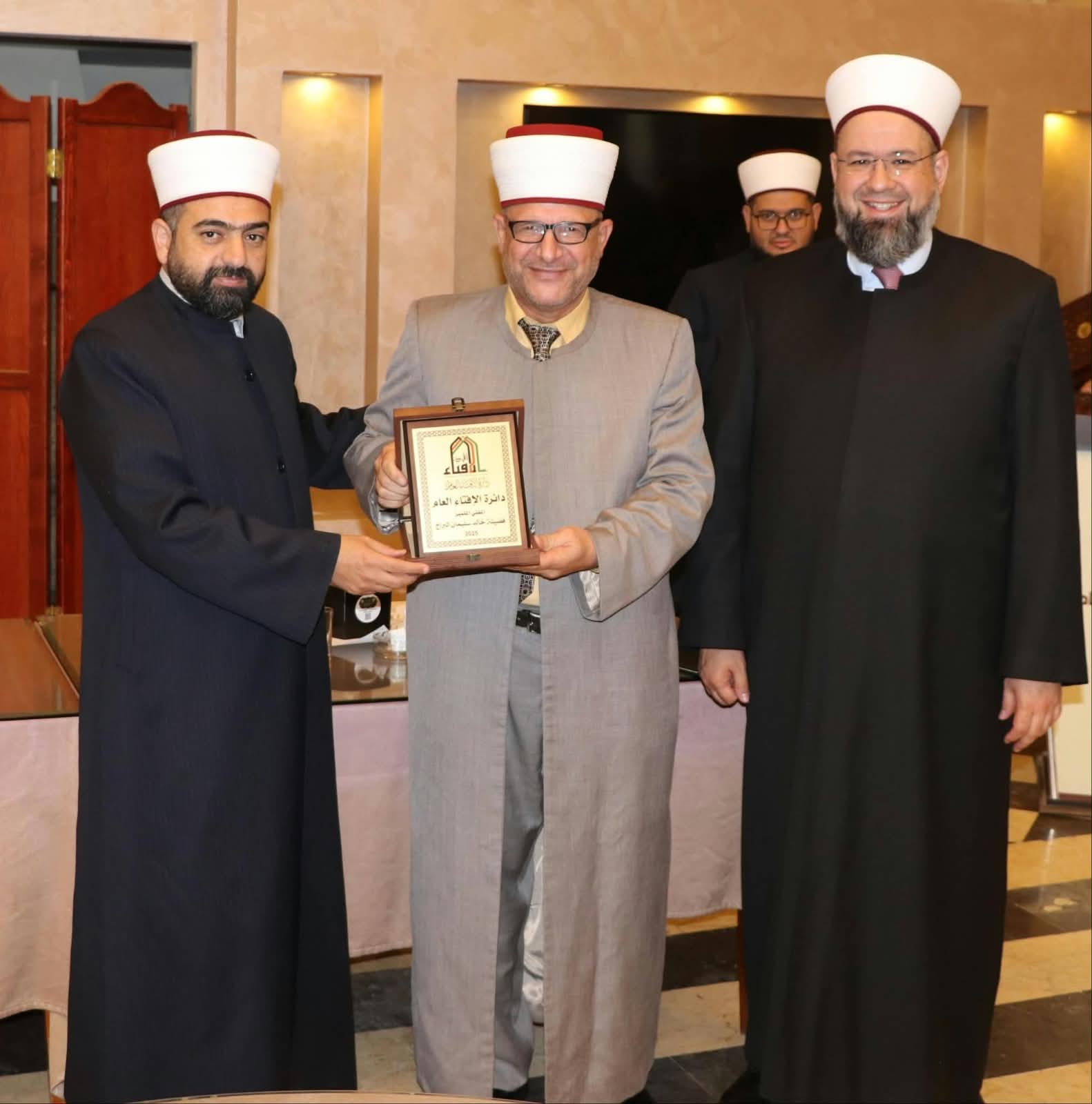 الحسنات يكرم الدكتور خالد البراج مدير مكتب إفتاء الشونة الجنوبية