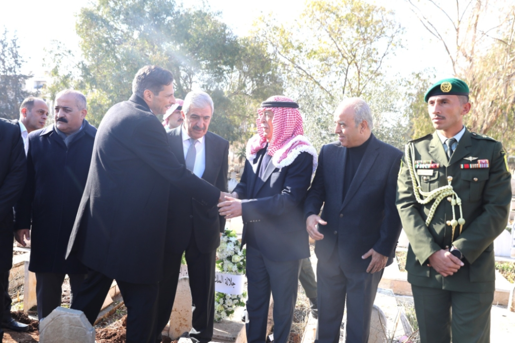 مندوباً عن الملك وولي العهد … العيسوي يشارك في تشييع جثمان العين والوزير الأسبق صالح إرشيدات