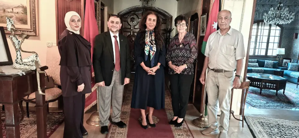 غنيمات تستقبل الفنان العوامله وتؤكد اعتزازها بالمشاركة الأردنية في "ملتقى الفسيفساء الدولي