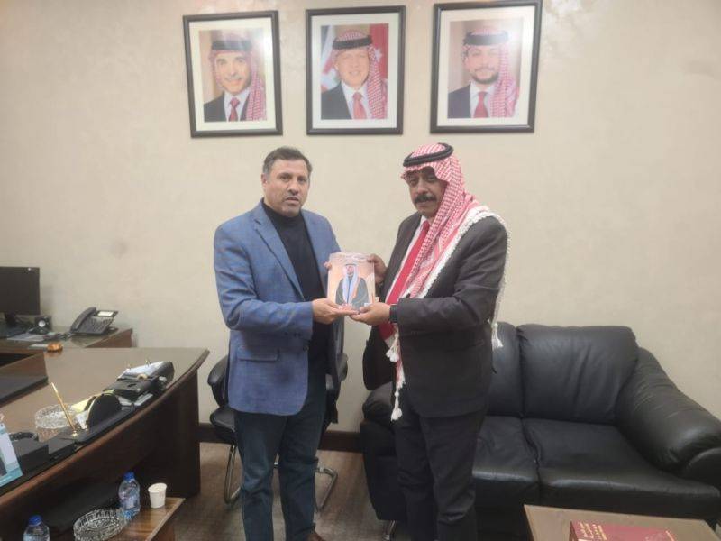 معالي العين عاطف الحجايا يتسلم نسخة من كتاب .. الأمير الحسين ، مستقبل شعب وأمل أمة من مجموعة القلعة نيوز الاعلامية