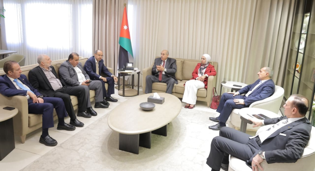 رئيس النواب يطلع على خطة اللجنة المالية النيابية لمناقشة الموازنة