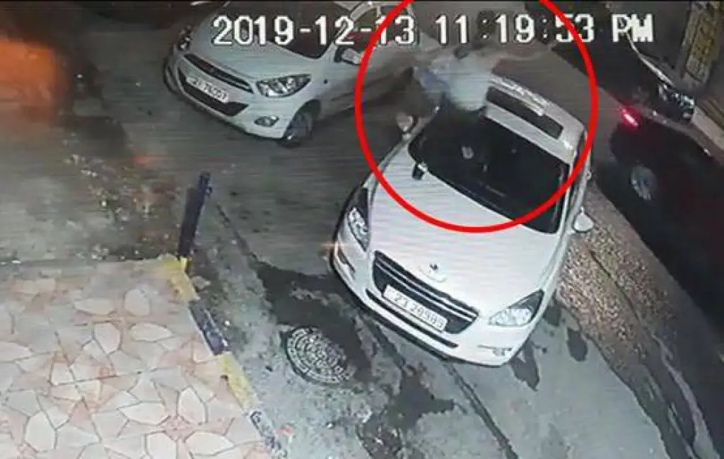 شبان يحطمون مركبات ويرقصون فوقها   فيديو