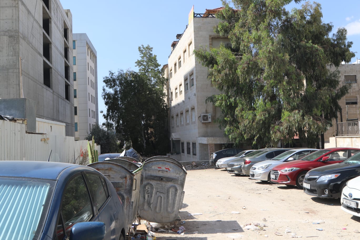 سكان الرابية "حي السلام" يطالبون أمانة عمان بحل عاجل لأزمة تجميع الحاويات
