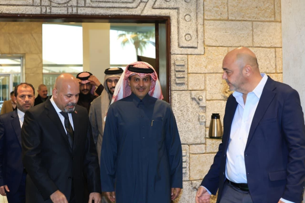 سفير قطر آل ثاني يقدم العزاء بأبو الراغب (صور)